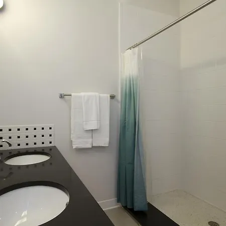Two-bedroom On W Fullerton Avenue Apt 305 Apartment Chicago