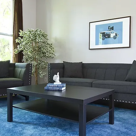 Three-bedroom On W Roscoe Street Apt 3 Apartment