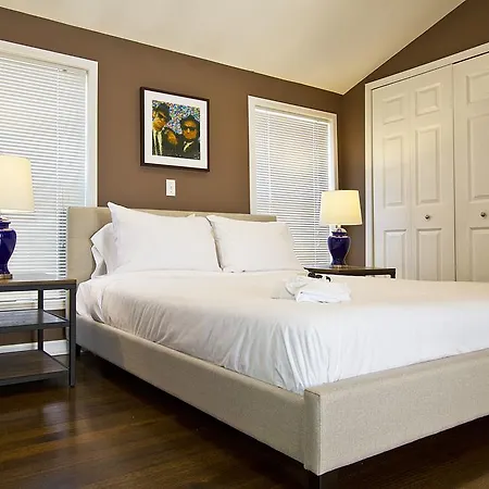 Three-bedroom On W Roscoe Street Apt 3 Chicago
