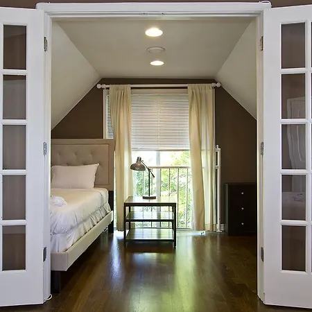 Three-bedroom On W Roscoe Street Apt 3 *