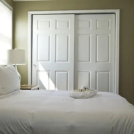 Three-bedroom On W Roscoe Street Apt 3