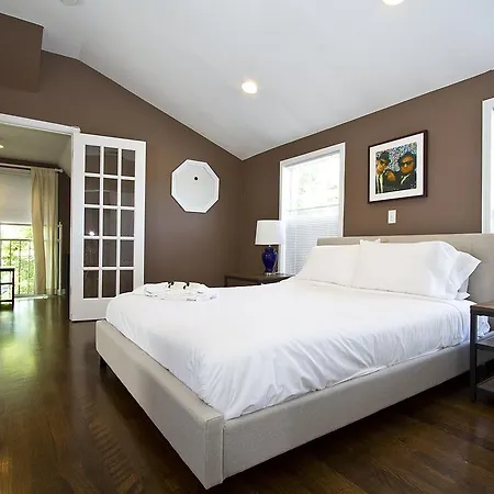 Three-bedroom On W Roscoe Street Apt 3 Apartment *