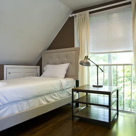 Three-bedroom On W Roscoe Street Apt 3 Apartment Chicago