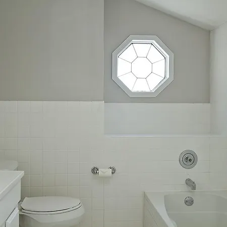 Three-bedroom On W Roscoe Street Apt 3 Chicago