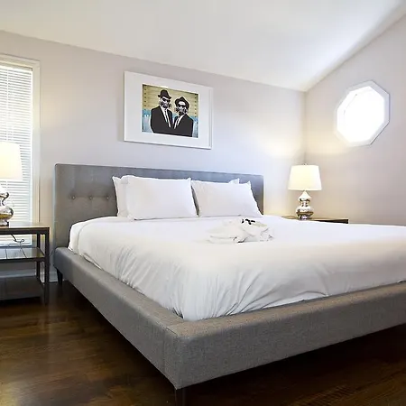 Three-bedroom On W Roscoe Street Apt 3 *