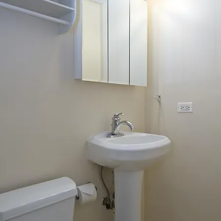 Four-bedroom On N Halsted Street Apt 3w Apartment *