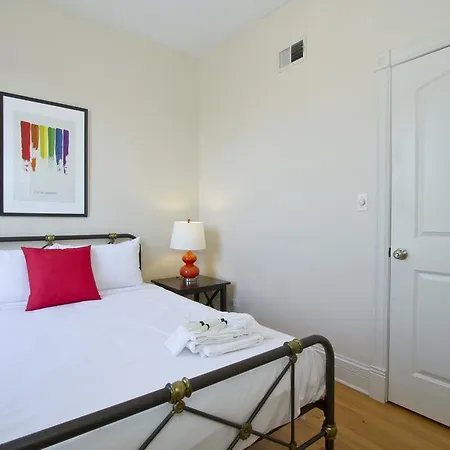 Four-bedroom On N Halsted Street Apt 3w Chicago