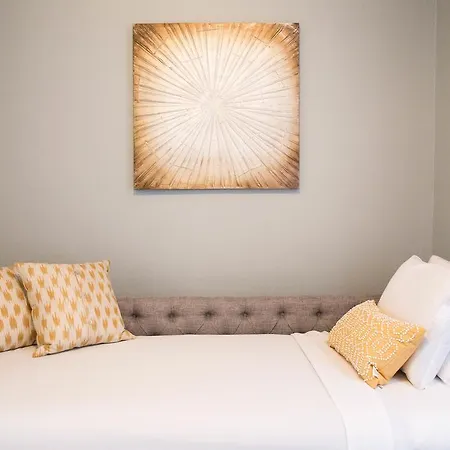 Three-bedroom On S Maryland Avenue Apt 3 *