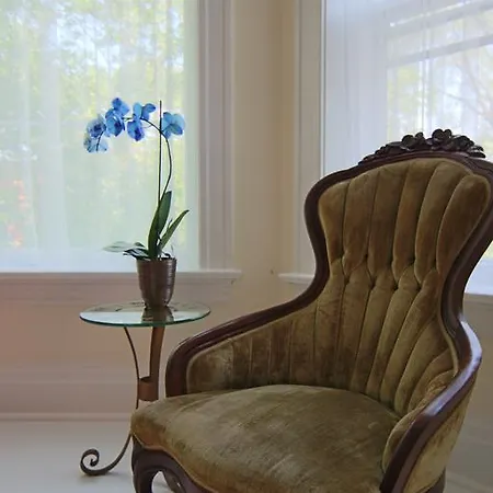 Unique Designer In Ukrainian Village Apartment Chicago