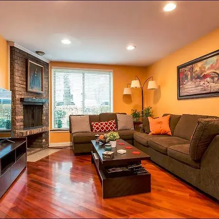 Cozy 2 Bed 2 Bath In Lincoln Park *