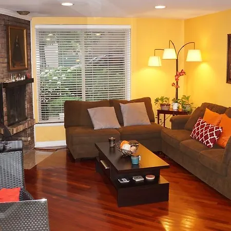 Cozy 2 Bed 2 Bath In Lincoln Park Chicago