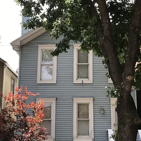 3 Bedroom Spacious In Ideal Location W Free Parking Back Yard Pets Welcome Holiday home *
