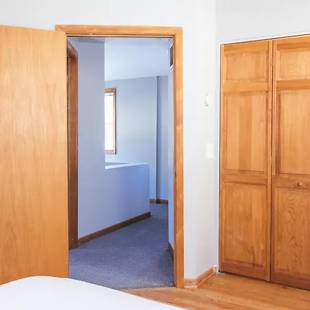 A Short Walk To Wrigley Field, Boystown, & Lake Apartment *