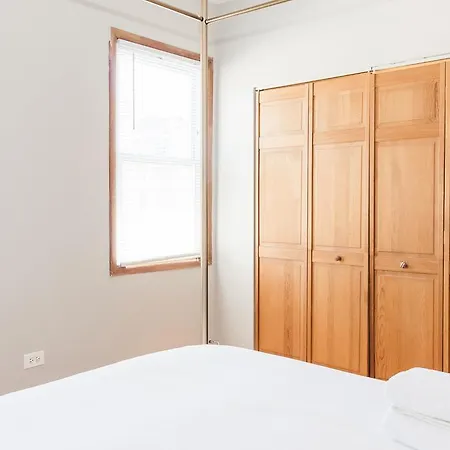 Apartment A Short Walk To Wrigley Field, Boystown, & Lake