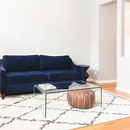 Apartment A Short Walk To Wrigley Field, Boystown, & Lake *