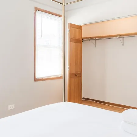 A Short Walk To Wrigley Field, Boystown, & Lake Apartment *