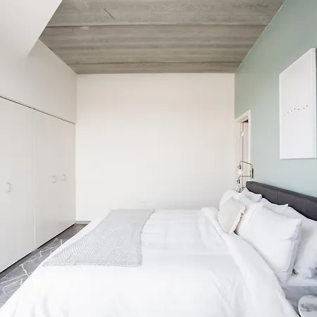 Two-bedroom On N Milwaukee Avenue Apt 407 *