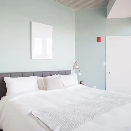 Two-bedroom On N Milwaukee Avenue Apt 407 Apartment *