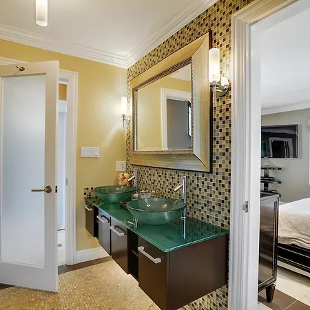 Luxury Fulton Market Townhome Apartment *