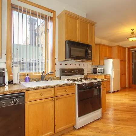 Apartment On N Broadway Street *