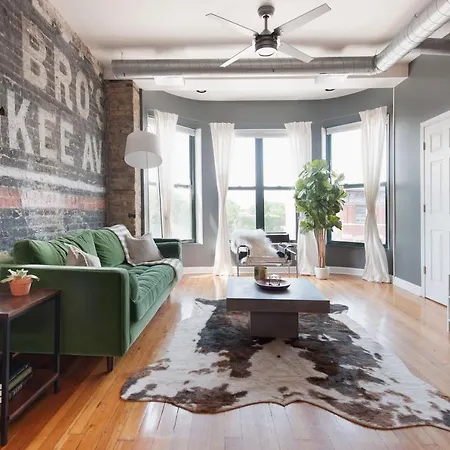 Contemporary Wicker Park Suites By Sonder