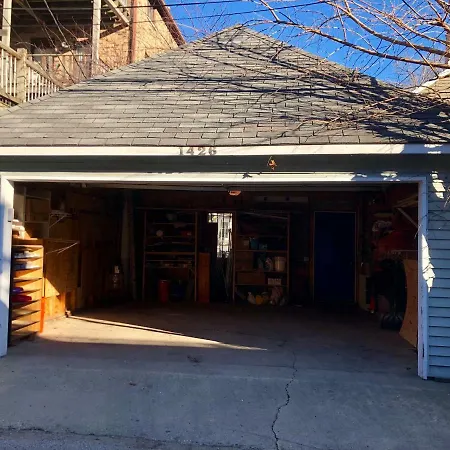 3 Bedroom Spacious In Ideal Location W Free Parking Back Yard Pets Welcome Holiday home *