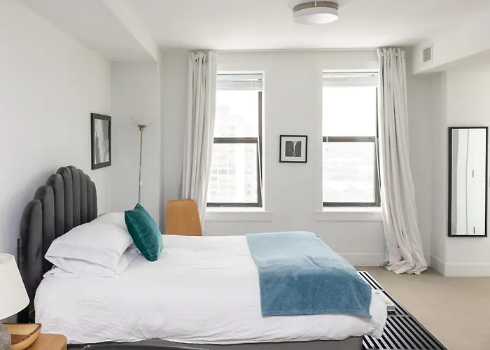 Frontdesk Debonair Studio Apt With City View
