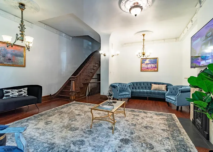 Luxurious Classic Gold Coast Villa For 12 Guests