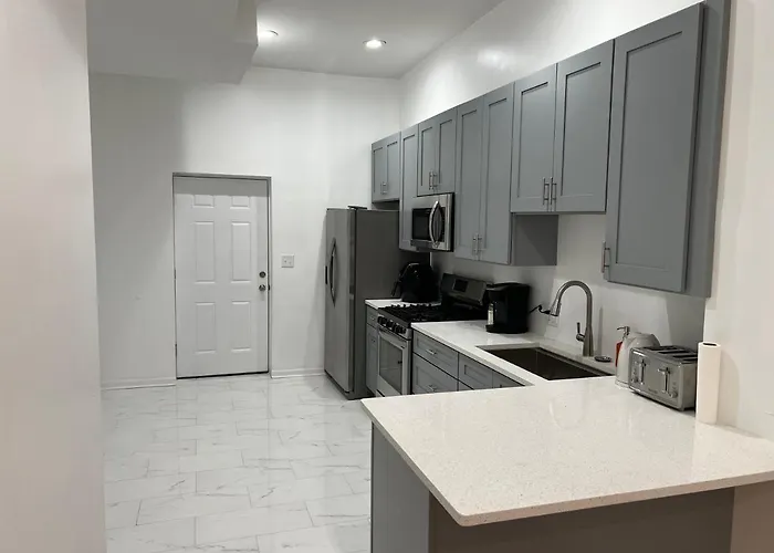 Adorable 2 Bedroom Apartment With Free Street Parking