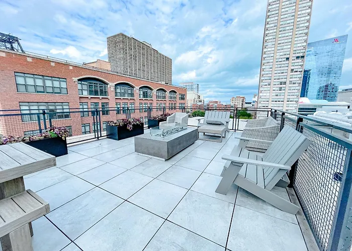 Mccormick Place Magnificent 2Br-2Ba With Optional Parking, Patio, Gym Access That Sleeps 6