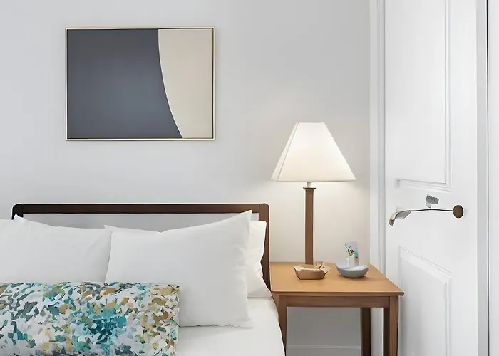 Modern & Fully Furnished 1Br Apartment - Oakdale 3S