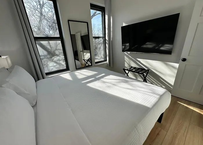 Luxe Spacious Sfh In Bucktown With Secure Parking