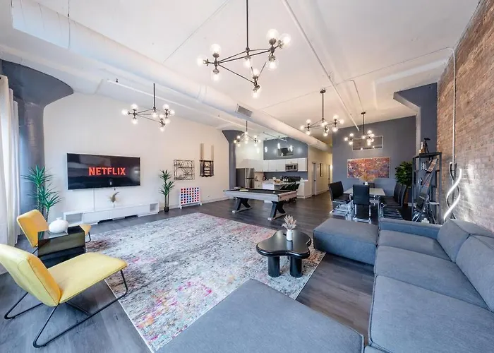 Massive 6Br Luxury Suite Sleeps 12 Guests With Jacuzzi & Pool Table Perfect Group Stay And Optional Parking Near Mccormick Place & Soldier Field