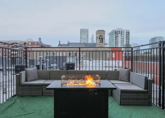 Spacious 2Br On Michigan Ave With Private Patio, Optional Parking & Gym Near Mccormick Convention Center, Soldier Field And Grant Park