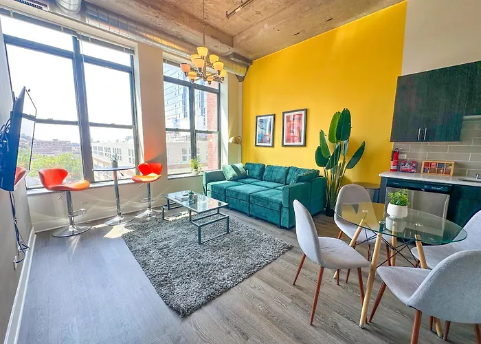 Spacious South Loop 2Br Apartment Near Mccormick Place, Soldier Field & Downtown Chicago