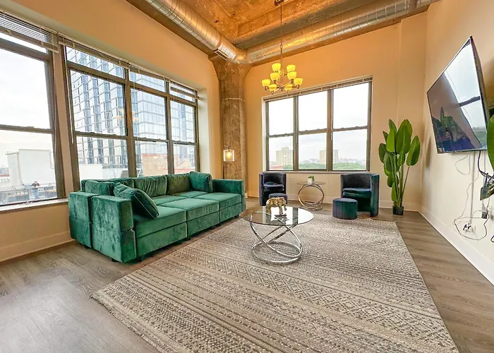 Spacious 3Br Corner Stay With Optional Parking And Gym Access Near Mccormick Place, Grant Park And Soldier Field