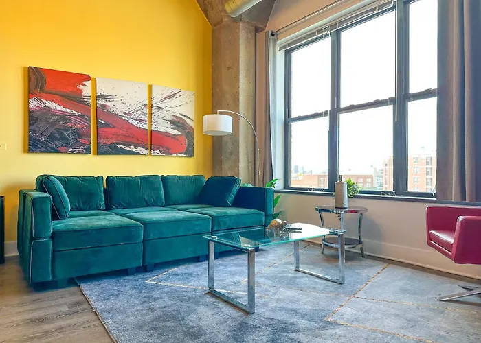 Business Ready 2Br Apartment In South Loop With Skyline View, Optional Parking & Gym Access Close To Mccormick, Downtown & Cta