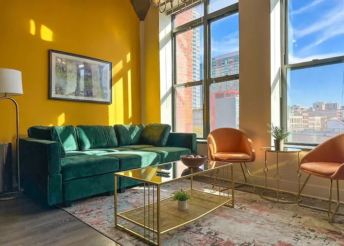 Spacious 2Br Vacation Rental With City View, Optional Parking And Gym Near Mccormick Place & Downtown Chicago Attractions
