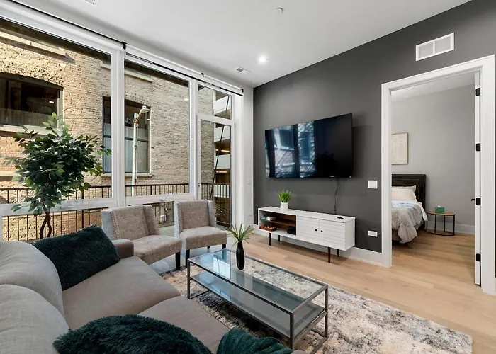 Chic 2Br 2Ba Condo With Balcony - River North Chicago