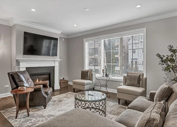 Elegant Condo-Steps From Wrigley Field, 32 Nights Condo