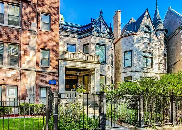 Luxurious Lincoln Park Home With Gourmet Kitchen