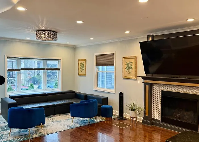 Stunning Home In Prime Chicago With Private Pool