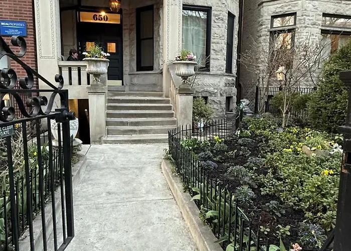 Luxurious Lincoln Park Home With Gourmet Kitchen