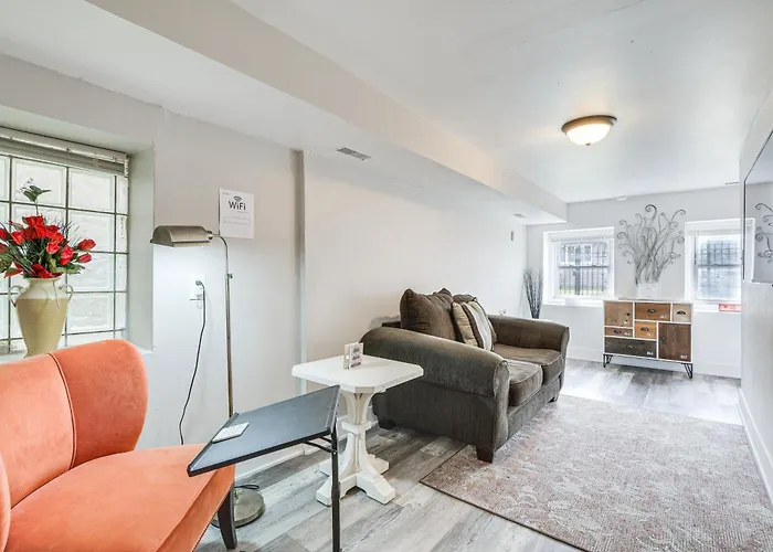 Less Than 2 Mi To Uchicago Pet-Friendly Getaway With Yard