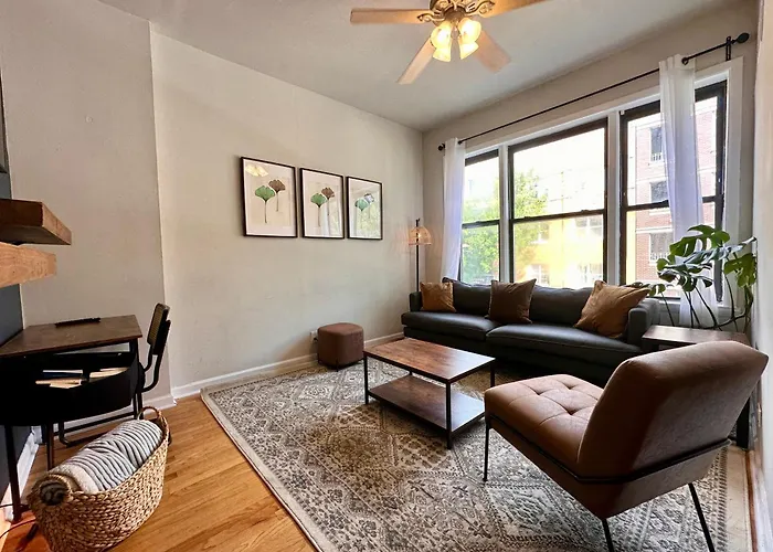 Ukrainian Village 2Br Modern Apartment D1