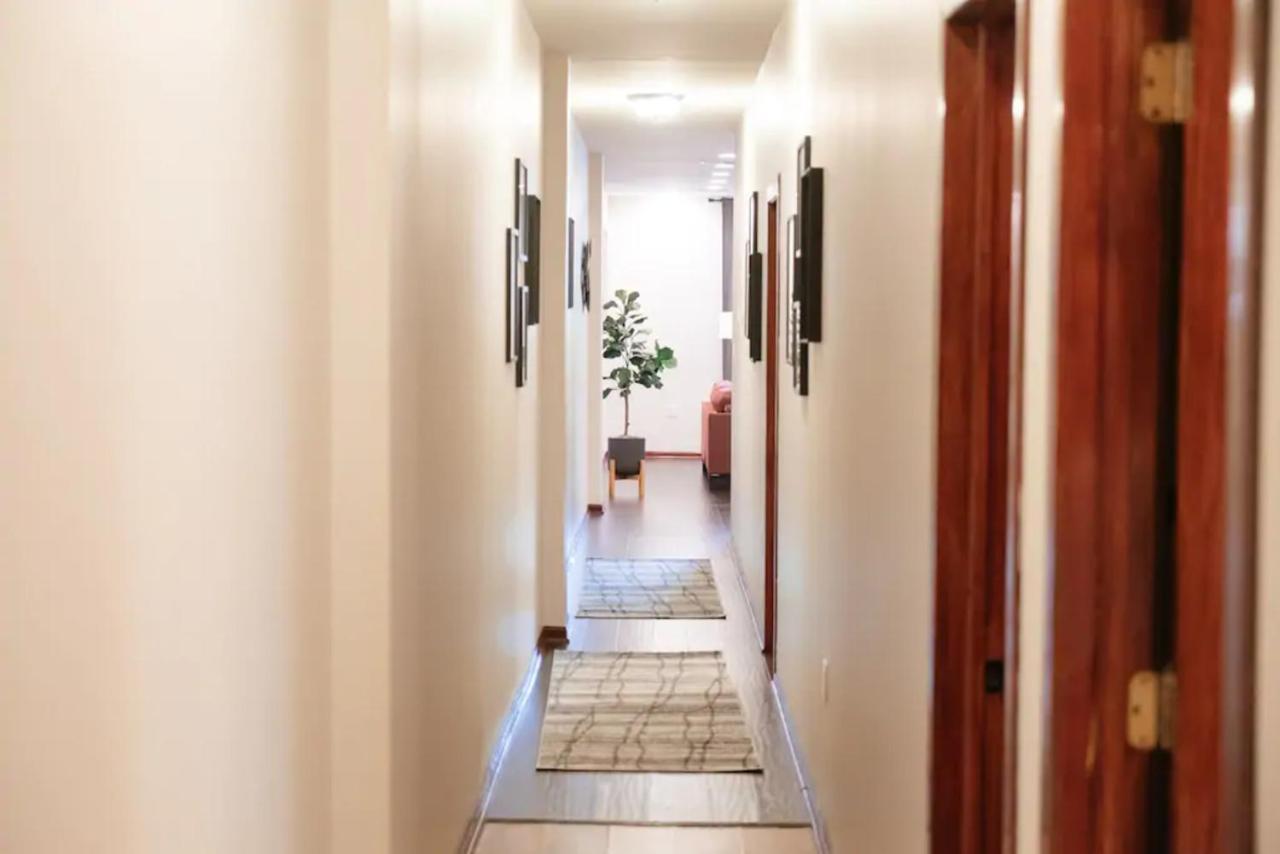 2br Airy & Tidy With Free Covered Parking - Modern *