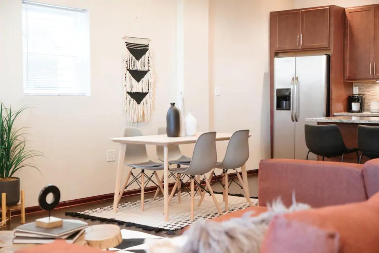 2br Airy & Tidy With Free Covered Parking - Modern