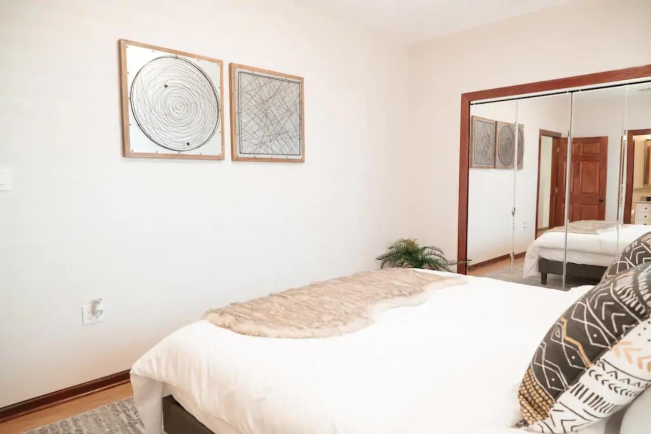 2br Airy & Tidy With Free Covered Parking - Modern Apartment Chicago