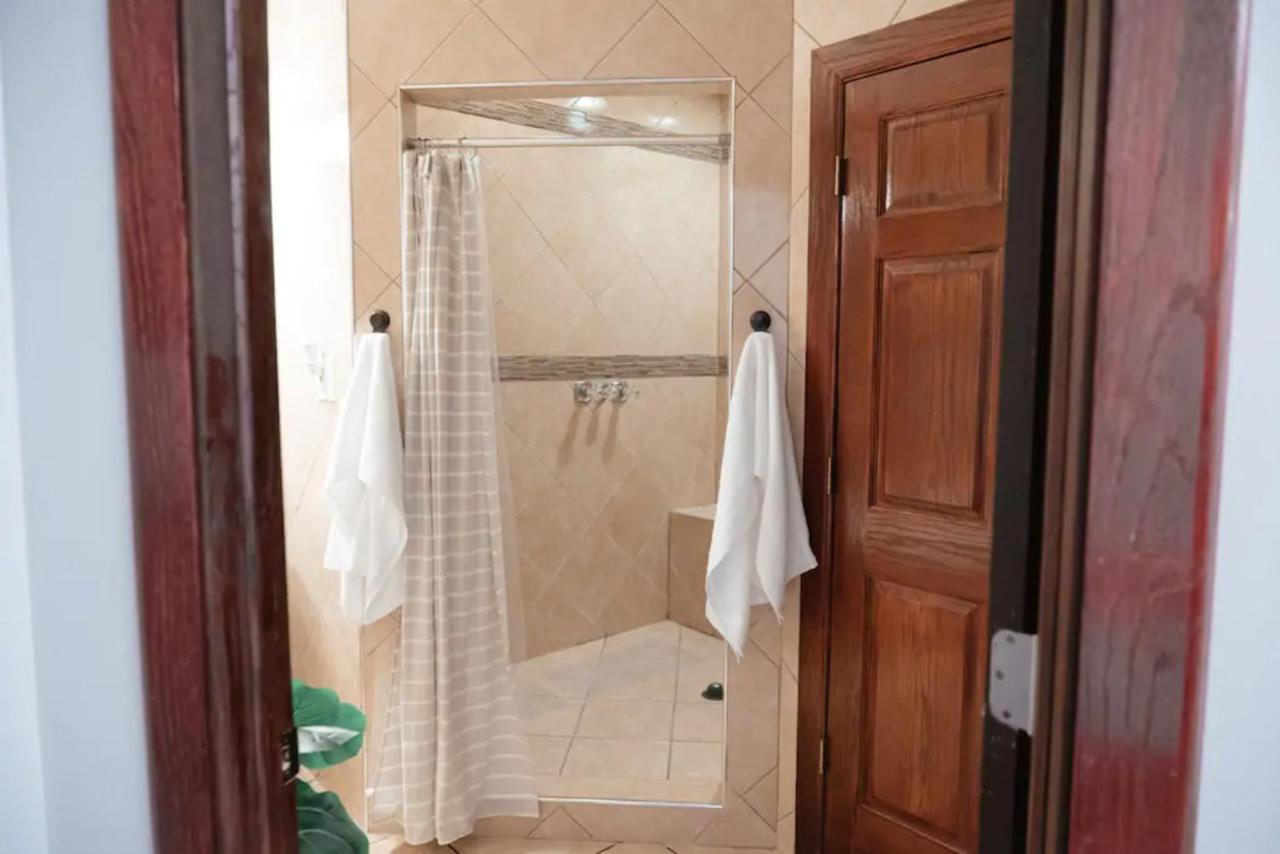 Apartment 2br Airy & Tidy With Free Covered Parking - Modern *