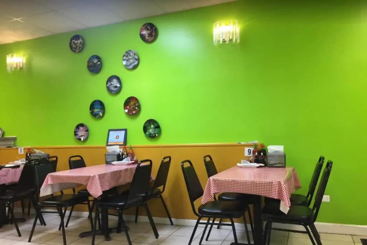 Apartment 2br Airy & Tidy With Free Covered Parking - Modern